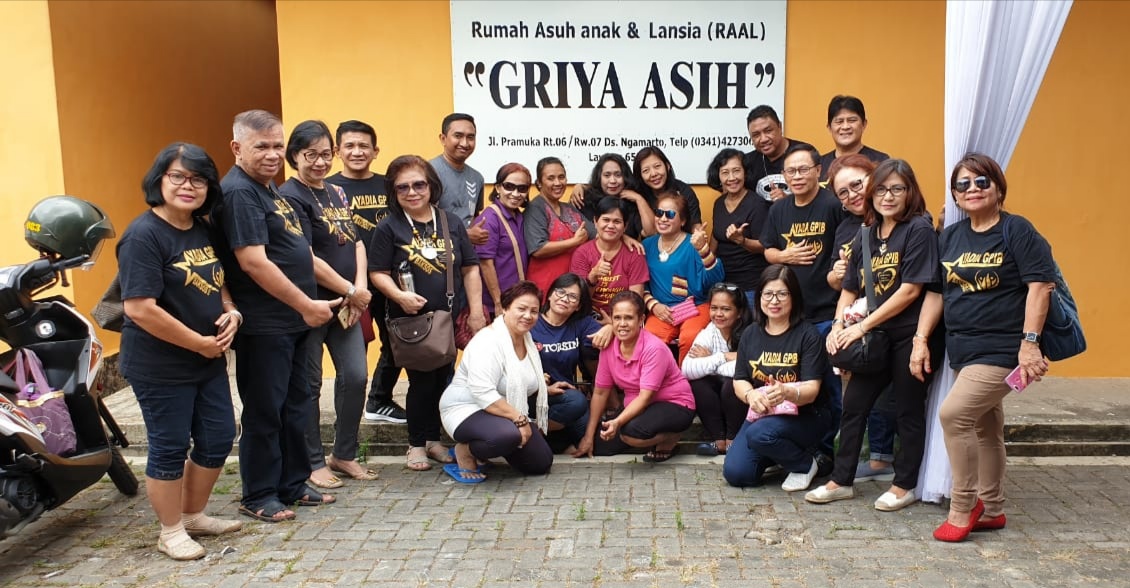 Pengurus Yayasan Diakonia dan Warga Jemaat yang peduli pada RAAL Griya Asih Lawang saat bertandang di Rumah Asuh Anak dan Lansia milik GPIB yang ada dalam wilayah pelayanan Mupel Jawa Timur.