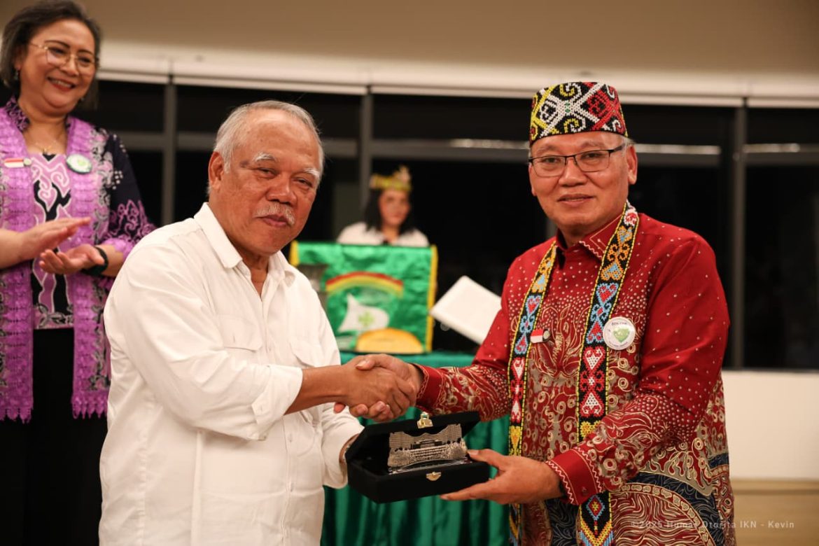 Ketua Otorita IKN, Basuki Hadimuljono menerima plakat dari KEtua II MS GPIB Pdt. Manuel Raintung