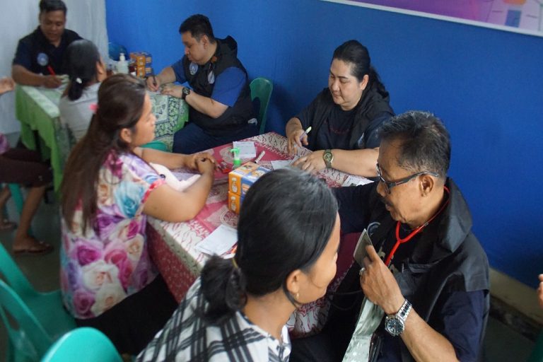 dr. griselda aer melayani baksos di sibolga