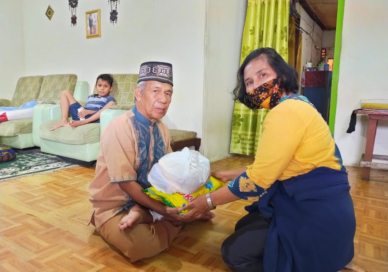 Jelang Idul Fitri Warga Menerima Bantuan dari Satgas Covid-19