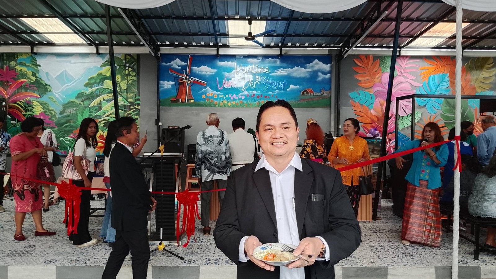 Penatua Steven Tunas Resmikan Kantin “Van der Steur” di GPIB Beth-El Magelang