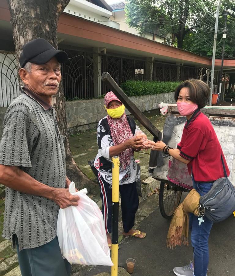 Paket Bantuan Sembako Dibagikan ke Warga di Jakarta Selatan