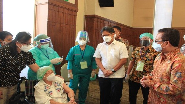 PGI Bersama Kemenkes Lakukan Vaksinasi Covid-19 Kepada 300 Lansia dan Rohaniawan